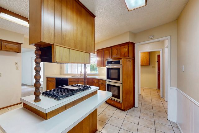 4501 Trowbridge Drive, Arlington, TX 76013