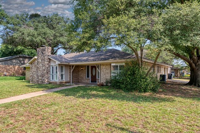 4501 Trowbridge Drive, Arlington, TX 76013