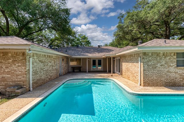 4501 Trowbridge Drive, Arlington, TX 76013