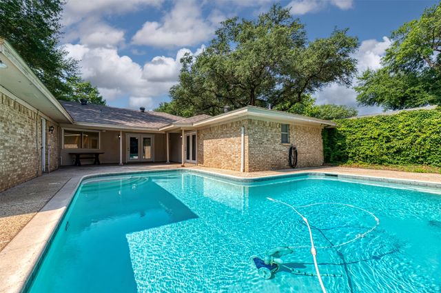 4501 Trowbridge Drive, Arlington, TX 76013