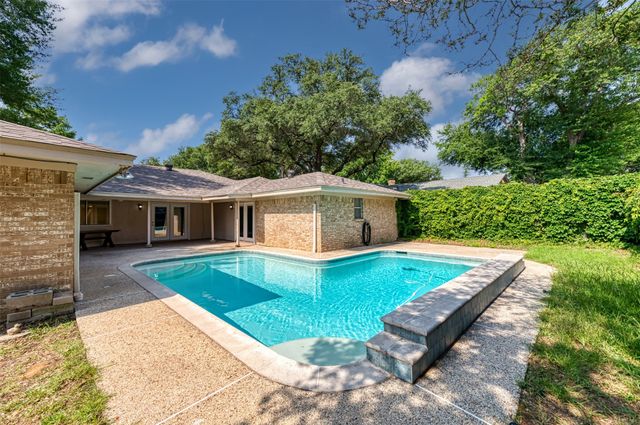 4501 Trowbridge Drive, Arlington, TX 76013