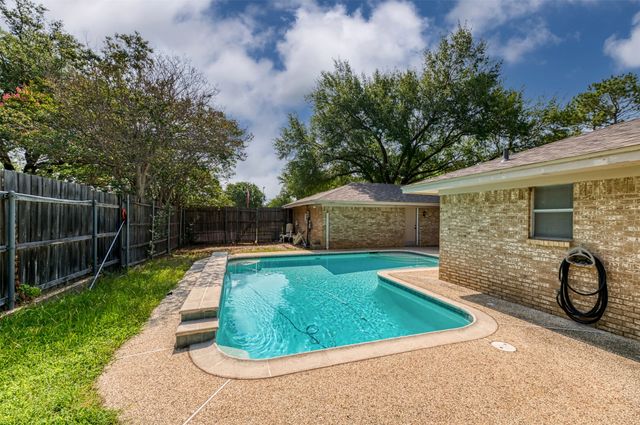 4501 Trowbridge Drive, Arlington, TX 76013