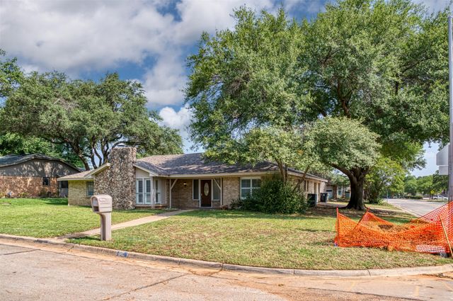 4501 Trowbridge Drive, Arlington, TX 76013