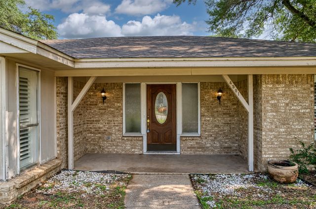 4501 Trowbridge Drive, Arlington, TX 76013