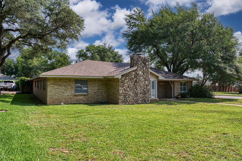 4501 Trowbridge Drive, Arlington, TX 76013