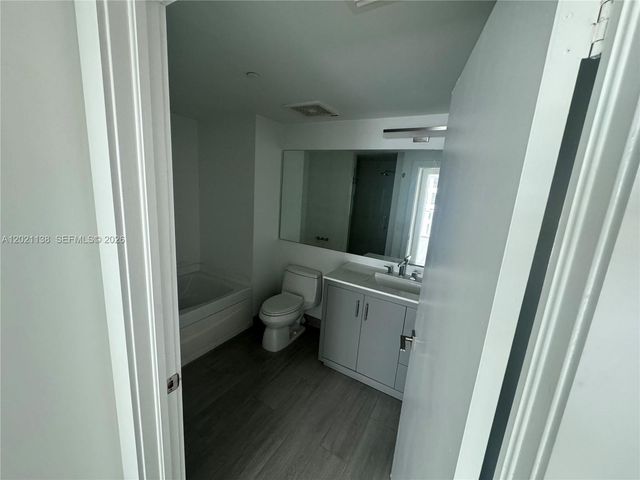 500 Brickell Ave 3204, Miami, FL 33131