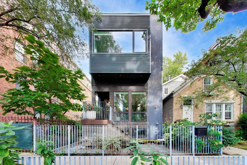 2071 N OAKLEY Avenue, Chicago, IL 60647 — exterior