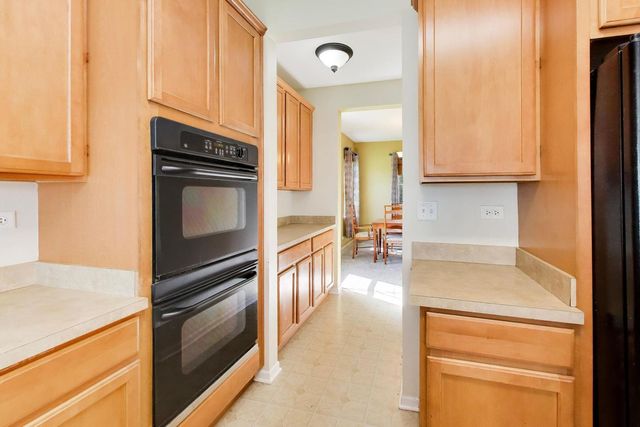 615 Paris Avenue, Oswego, IL 60543