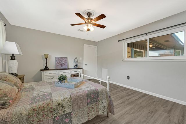 307 Winding Road, Friendswood, TX 77546