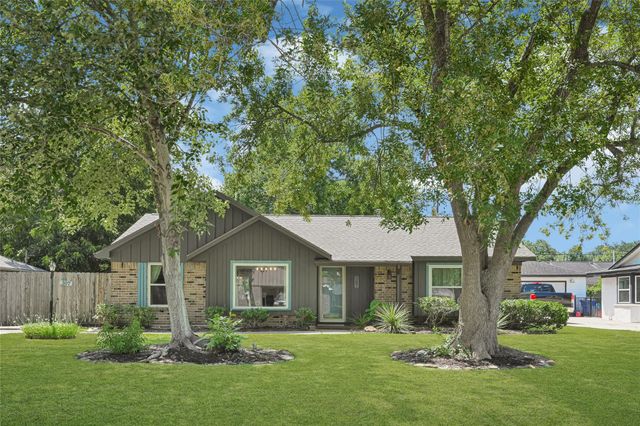 307 Winding Road, Friendswood, TX 77546