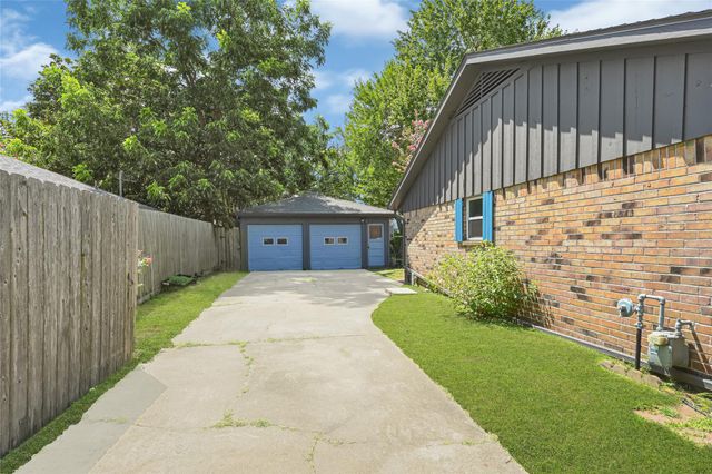 307 Winding Road, Friendswood, TX 77546