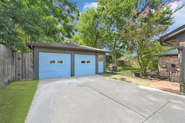 307 Winding Road, Friendswood, TX 77546