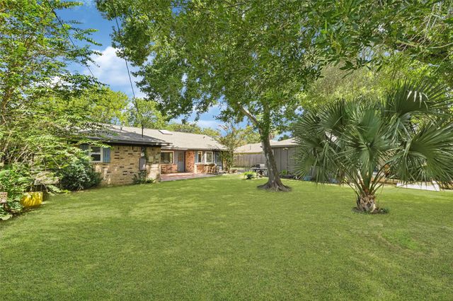 307 Winding Road, Friendswood, TX 77546