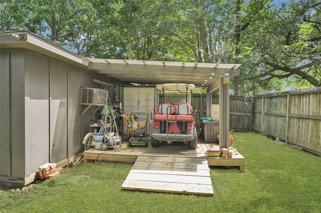 307 Winding Road, Friendswood, TX 77546