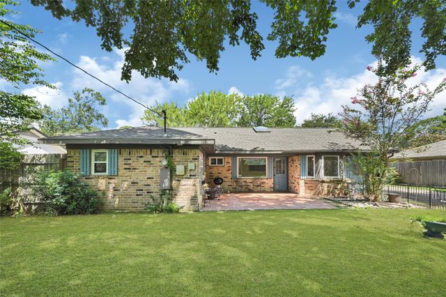307 Winding Road, Friendswood, TX 77546
