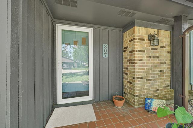 307 Winding Road, Friendswood, TX 77546
