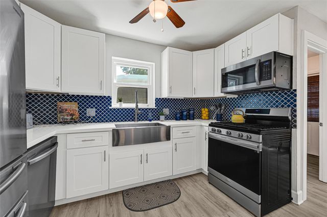 307 Winding Road, Friendswood, TX 77546