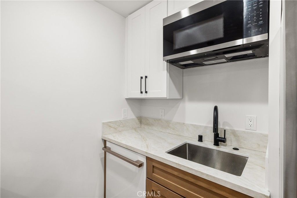 Image 10 of property listing at 22100 Burbank 250f, Woodland Hills, CA 91367