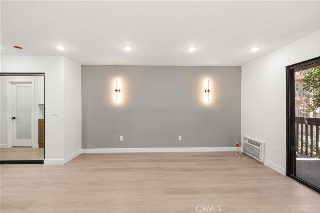 Image 12 of property listing at 22100 Burbank 250f, Woodland Hills, CA 91367