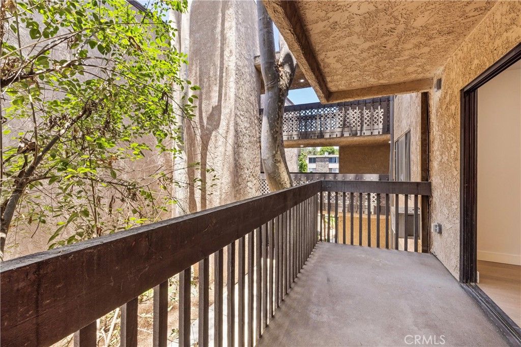 Image 16 of property listing at 22100 Burbank 250f, Woodland Hills, CA 91367