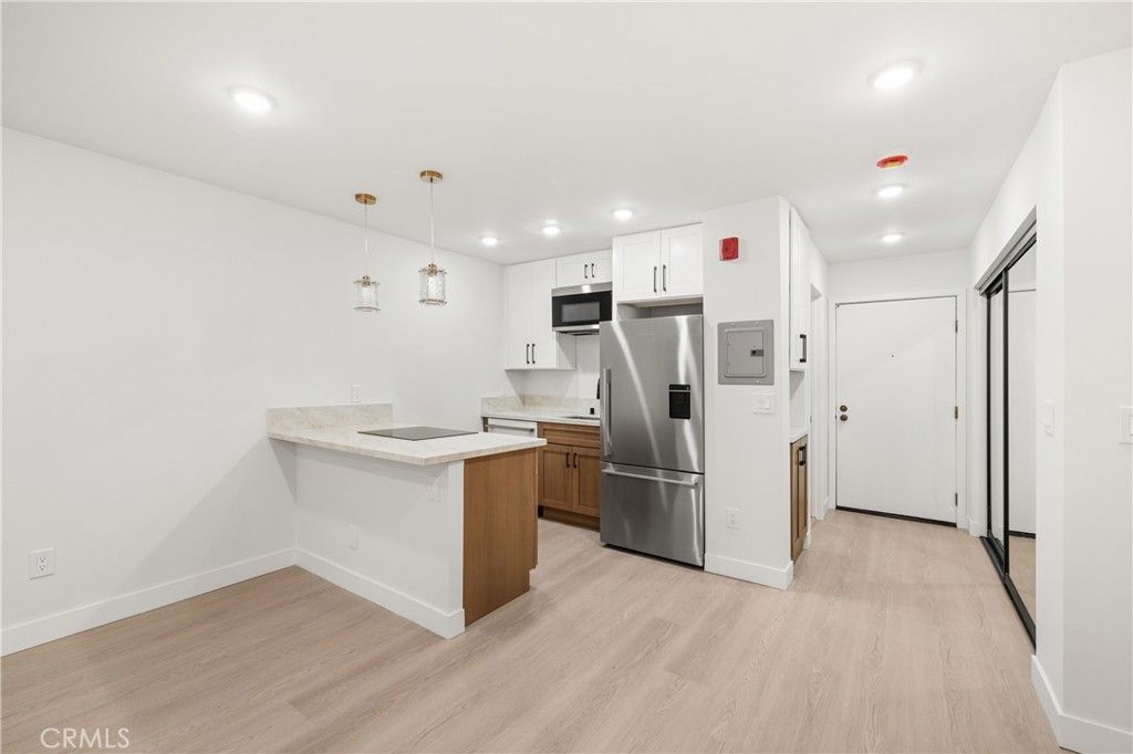 Image 2 of property listing at 22100 Burbank 250f, Woodland Hills, CA 91367