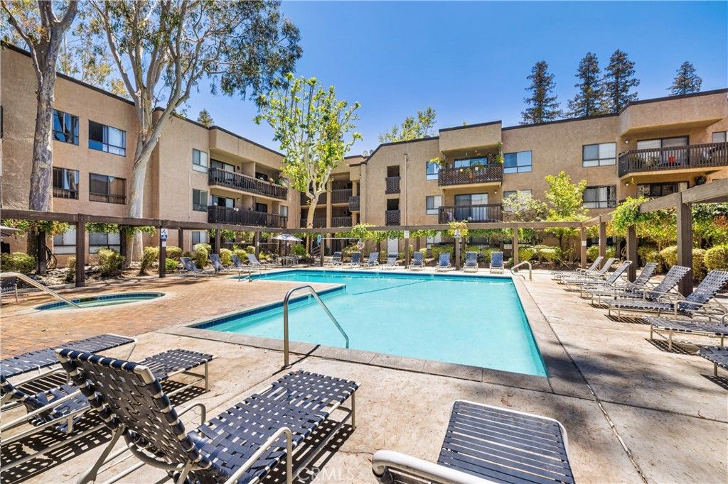 Image 20 of property listing at 22100 Burbank 250f, Woodland Hills, CA 91367