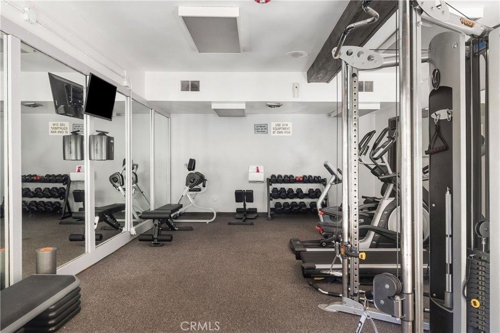 Image 21 of property listing at 22100 Burbank 250f, Woodland Hills, CA 91367