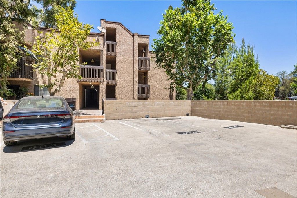 Image 25 of property listing at 22100 Burbank 250f, Woodland Hills, CA 91367