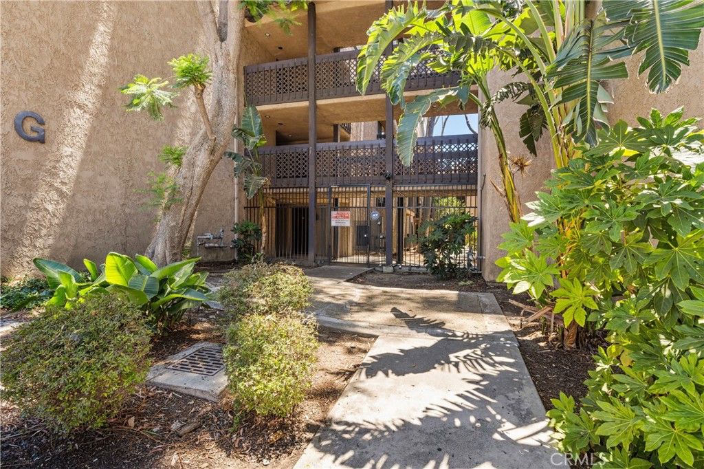 Image 27 of property listing at 22100 Burbank 250f, Woodland Hills, CA 91367