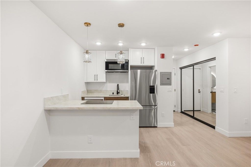 Image 4 of property listing at 22100 Burbank 250f, Woodland Hills, CA 91367