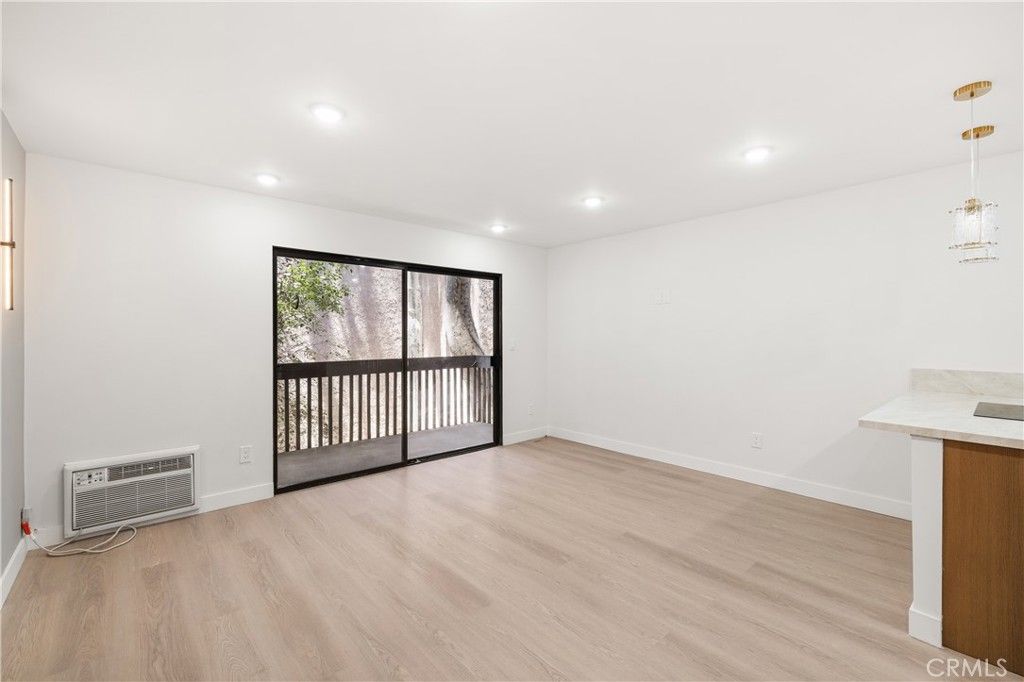 Image 7 of property listing at 22100 Burbank 250f, Woodland Hills, CA 91367