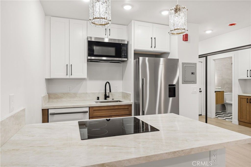 Image 8 of property listing at 22100 Burbank 250f, Woodland Hills, CA 91367
