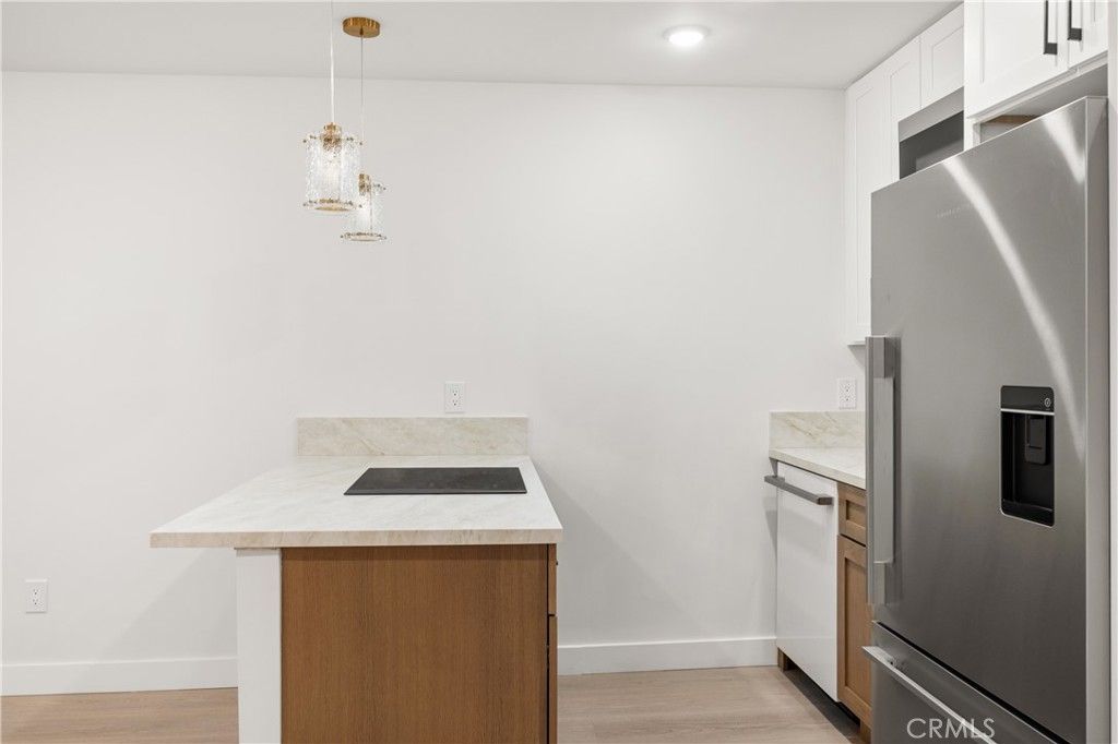 Image 9 of property listing at 22100 Burbank 250f, Woodland Hills, CA 91367