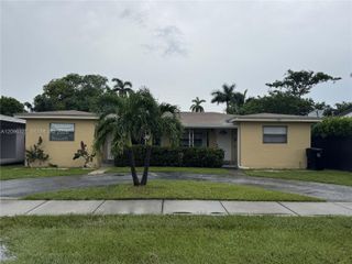 1009 NE 2nd Street, Hallandale Beach, FL 33009