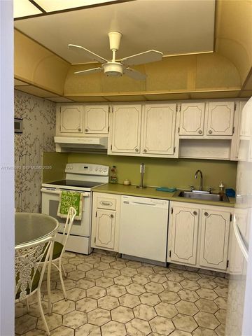 410 SE 2nd St 118, Hallandale Beach, FL 33009