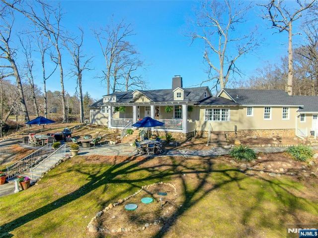 28 Turners Lake Drive, Mahwah, NJ 07430
