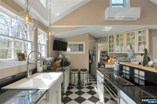 28 Turners Lake Drive, Mahwah, NJ 07430