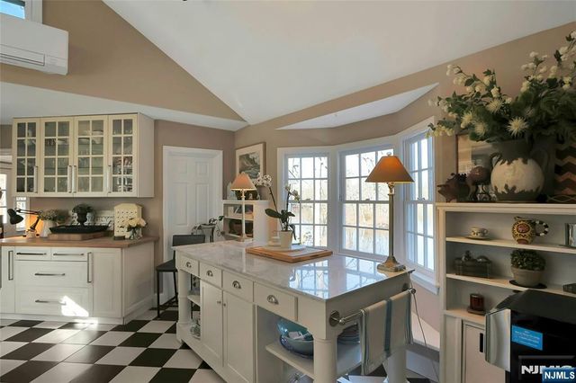 28 Turners Lake Drive, Mahwah, NJ 07430