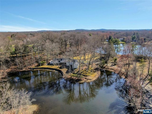 28 Turners Lake Drive, Mahwah, NJ 07430