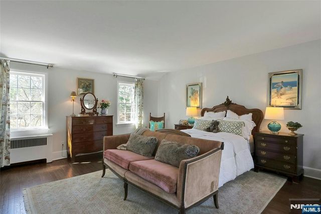 28 Turners Lake Drive, Mahwah, NJ 07430