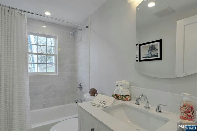28 Turners Lake Drive, Mahwah, NJ 07430