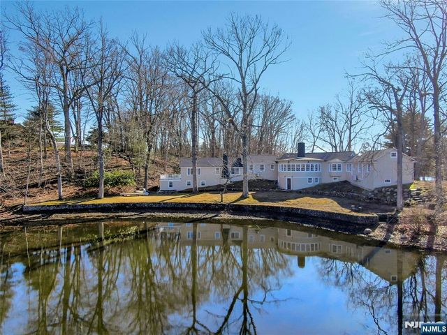 28 Turners Lake Drive, Mahwah, NJ 07430