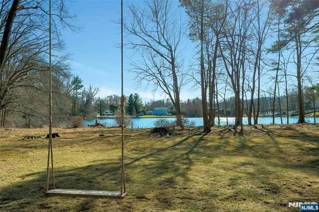 28 Turners Lake Drive, Mahwah, NJ 07430