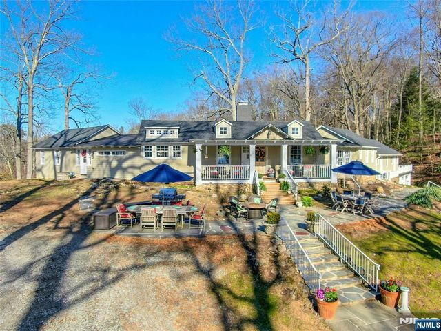 28 Turners Lake Drive, Mahwah, NJ 07430