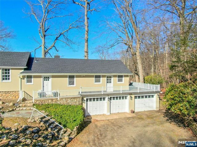 28 Turners Lake Drive, Mahwah, NJ 07430