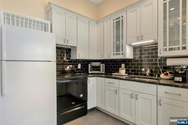 28 Turners Lake Drive, Mahwah, NJ 07430