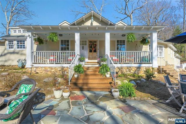 28 Turners Lake Drive, Mahwah, NJ 07430