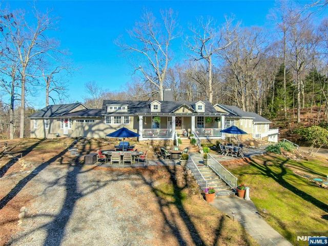 28 Turners Lake Drive, Mahwah, NJ 07430