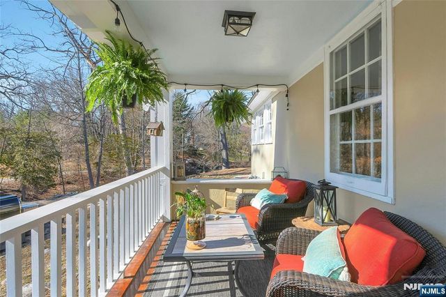 28 Turners Lake Drive, Mahwah, NJ 07430