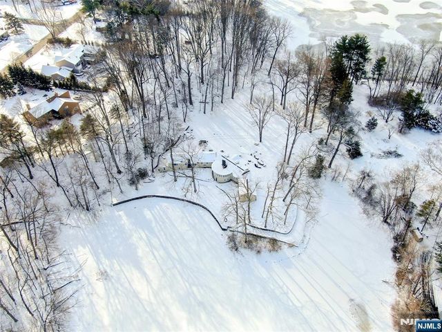 28 Turners Lake Drive, Mahwah, NJ 07430